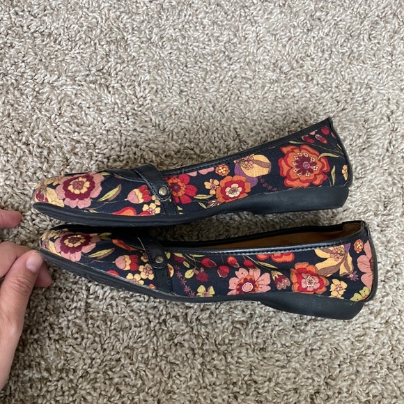Floral flats - Picture 2 of 5
